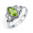 [KI] Peridotring aus Silber auf weißem Hintergrund