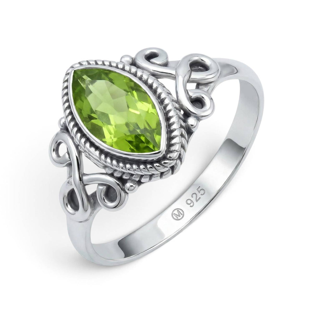 Peridotring aus Silber auf weißem Hintergrund