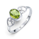 [KI] Peridotring aus Silber auf weißem Hintergrund