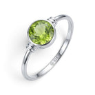 [KI] Peridotring aus Silber auf weißem Hintergrund