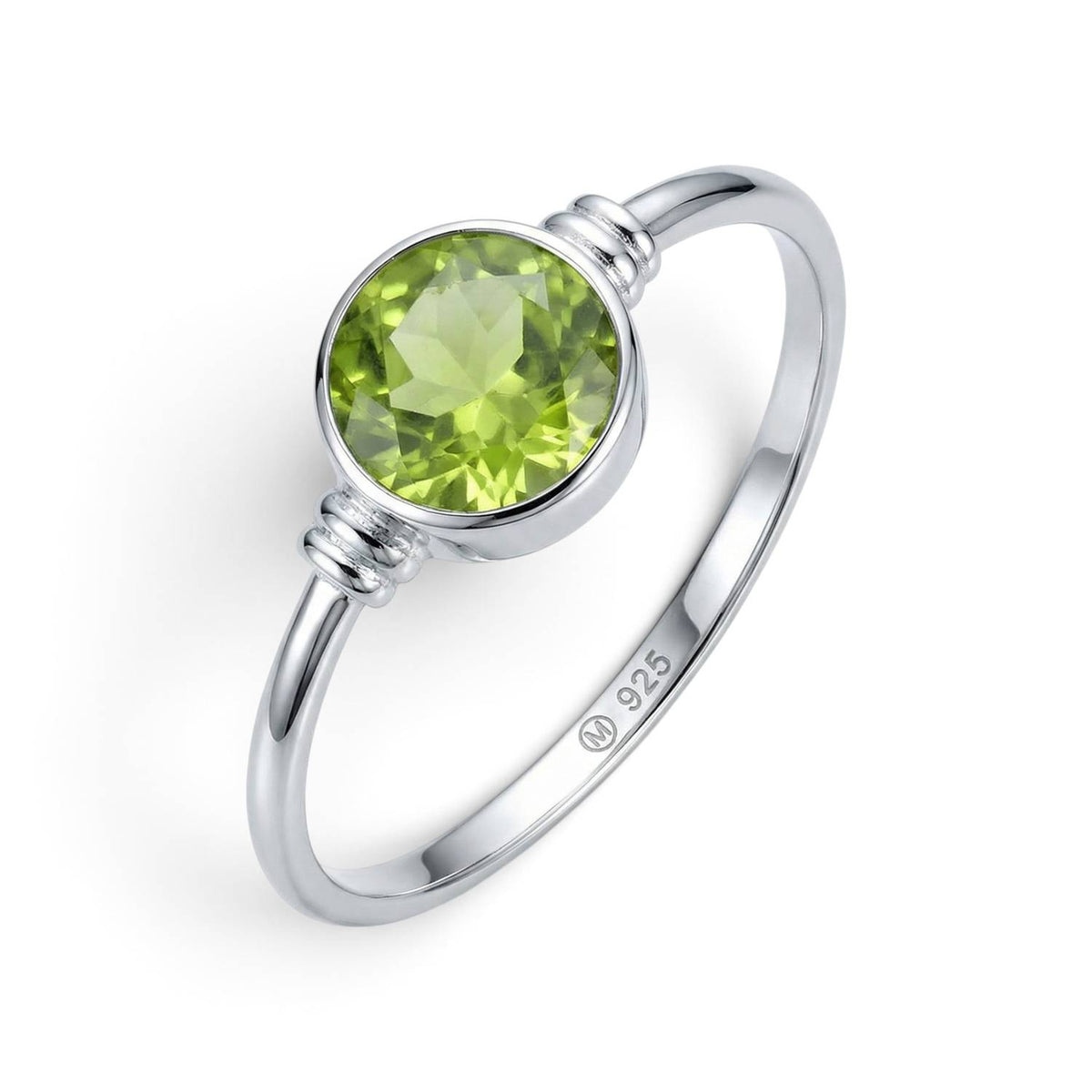 Peridotring aus Silber auf weißem Hintergrund