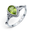 [KI] Peridotring aus Silber auf weißem Hintergrund