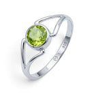 [KI] Peridotring aus Silber auf weißem Hintergrund