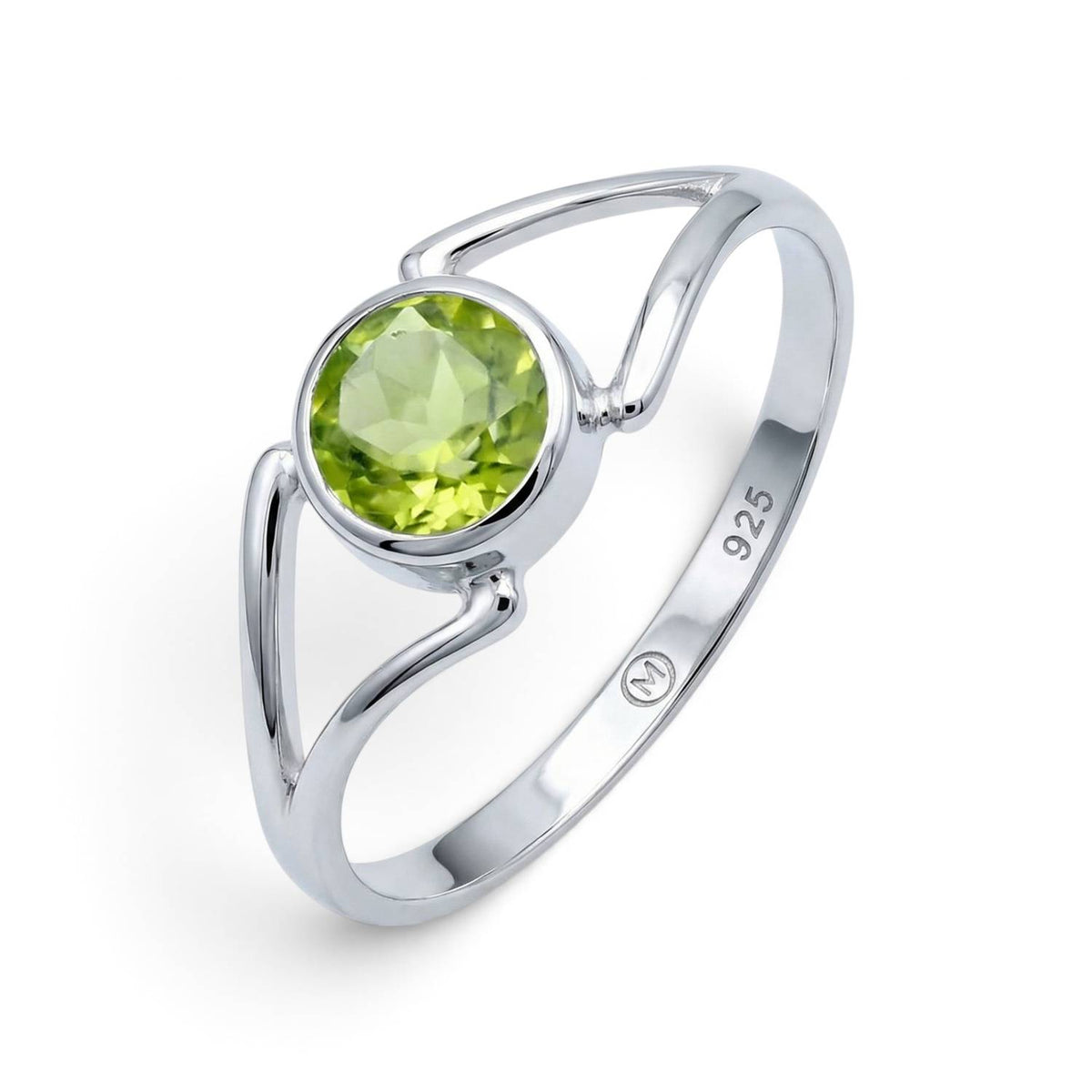 Peridotring aus Silber auf weißem Hintergrund