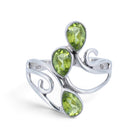 [KI] Peridotring aus Silber auf weißem Hintergrund