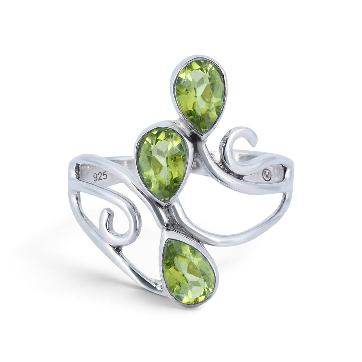 Peridotring aus Silber auf weißem Hintergrund