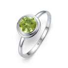 [KI] Peridotring aus Silber auf weißem Hintergrund