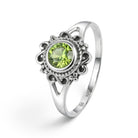 [KI] Peridotring aus Silber auf weißem Hintergrund