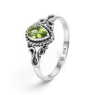 [KI] Peridotring aus Silber auf weißem Hintergrund