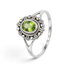 [KI] Peridotring aus Silber auf weißem Hintergrund