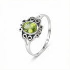 [KI] Peridotring aus Silber auf weißem Hintergrund
