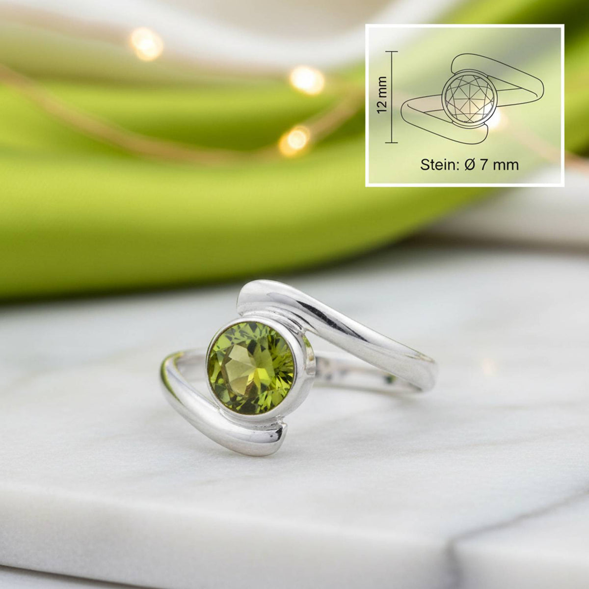 Peridotring aus Silber mit Maßangaben zu Ring und Edelstein