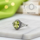 [KI] Peridotring aus Silber mit Maßangaben zu Ring und Edelstein