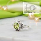 [KI] Peridotring aus Silber mit Maßangaben zu Ring und Edelstein