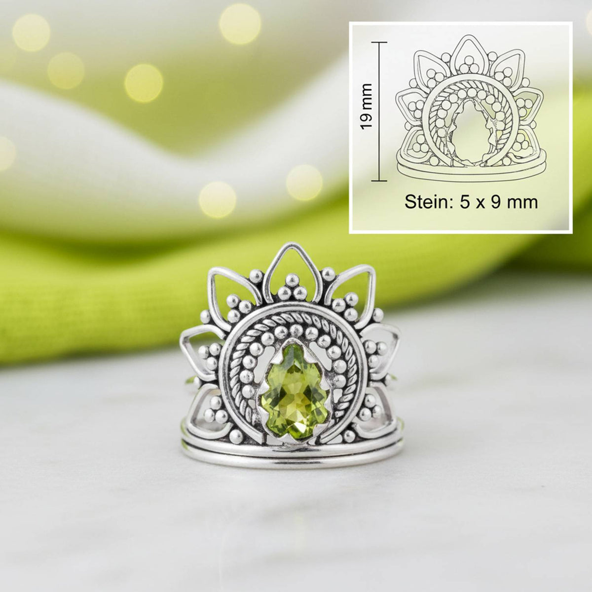 Peridotring aus Silber mit Maßangaben zu Ring und Edelstein