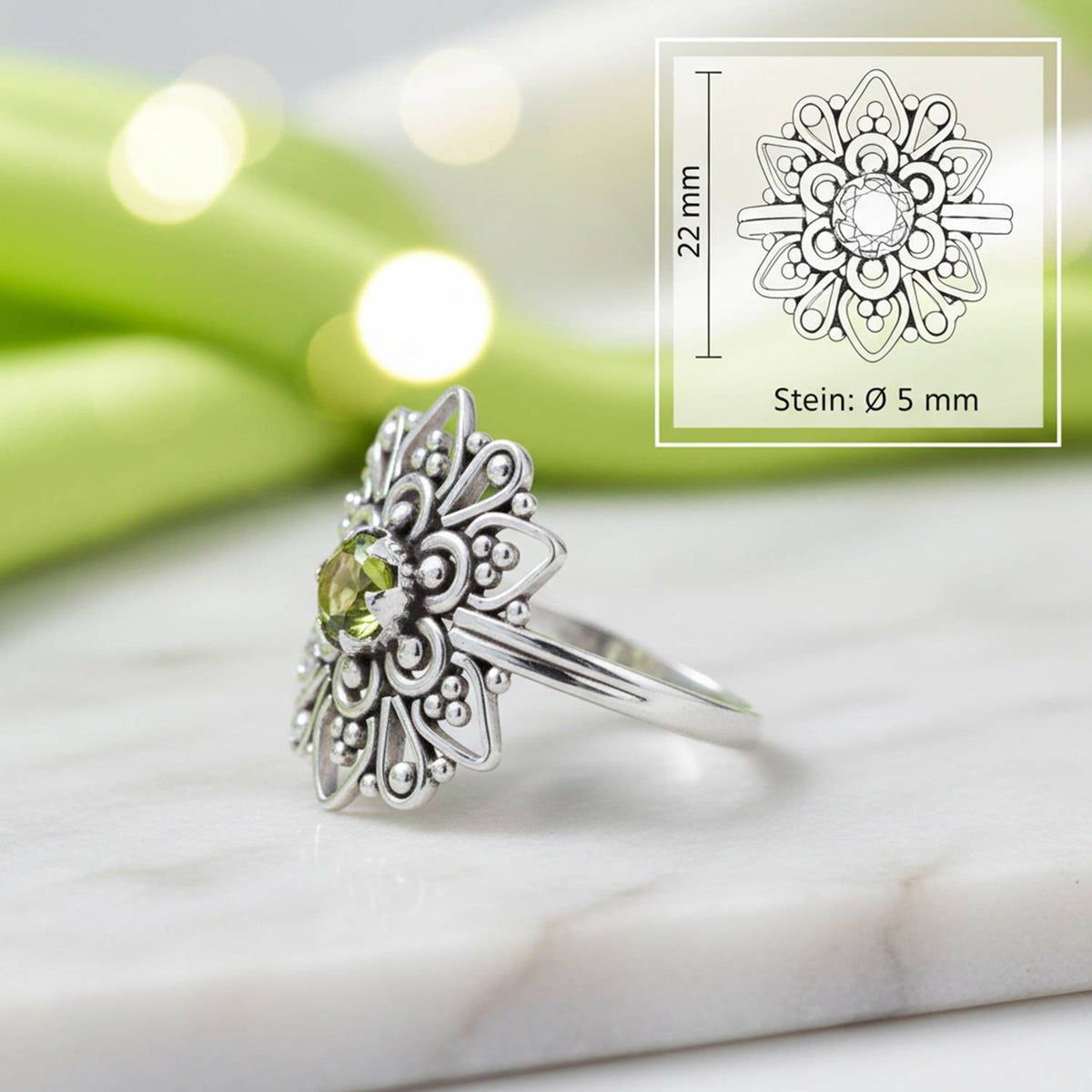 Peridotring aus Silber mit Maßangaben zu Ring und Edelstein