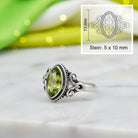 [KI] Peridotring aus Silber mit Maßangaben zu Ring und Edelstein