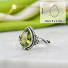 [KI] Peridotring aus Silber mit Maßangaben zu Ring und Edelstein