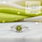 [KI] Peridotring aus Silber mit Maßangaben zu Ring und Edelstein