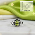 [KI] Peridotring aus Silber mit Maßangaben zu Ring und Edelstein