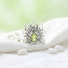 [KI] Silberring mit Peridot auf hellem Stoff