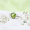 [KI] Silberring mit Peridot auf hellem Stoff