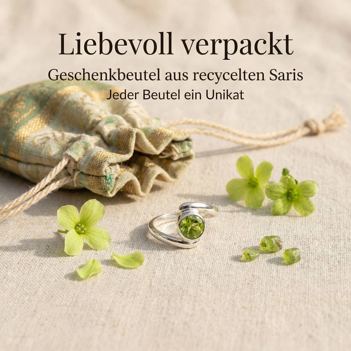 Silberring mit Peridot und Geschenkbeutel aus recyceltem Sari