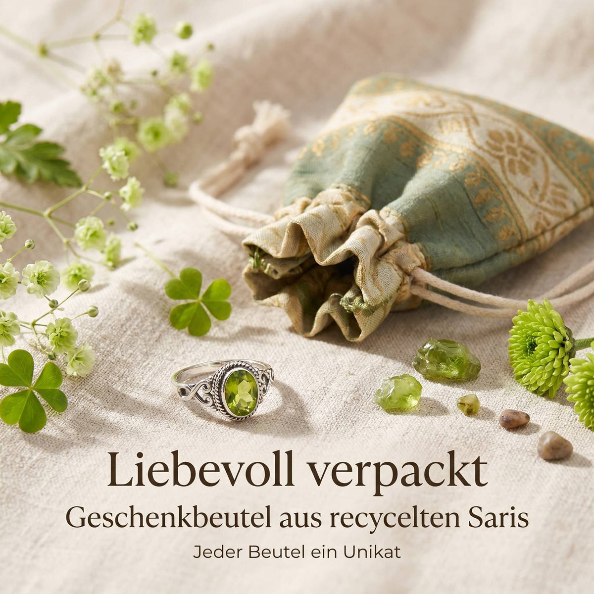 Silberring mit Peridot und Geschenkbeutel aus recyceltem Sari