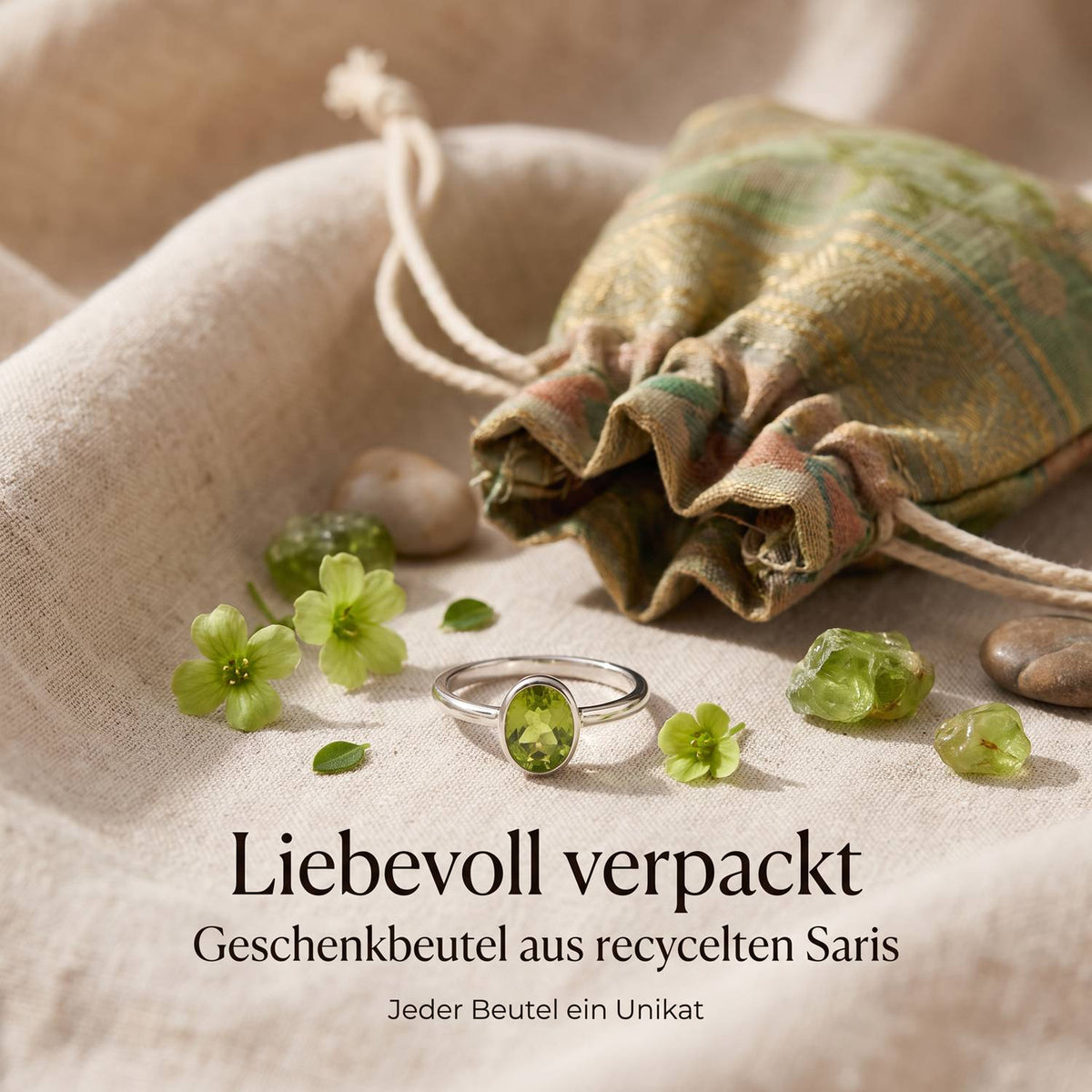 Silberring mit Peridot und Geschenkbeutel aus recyceltem Sari