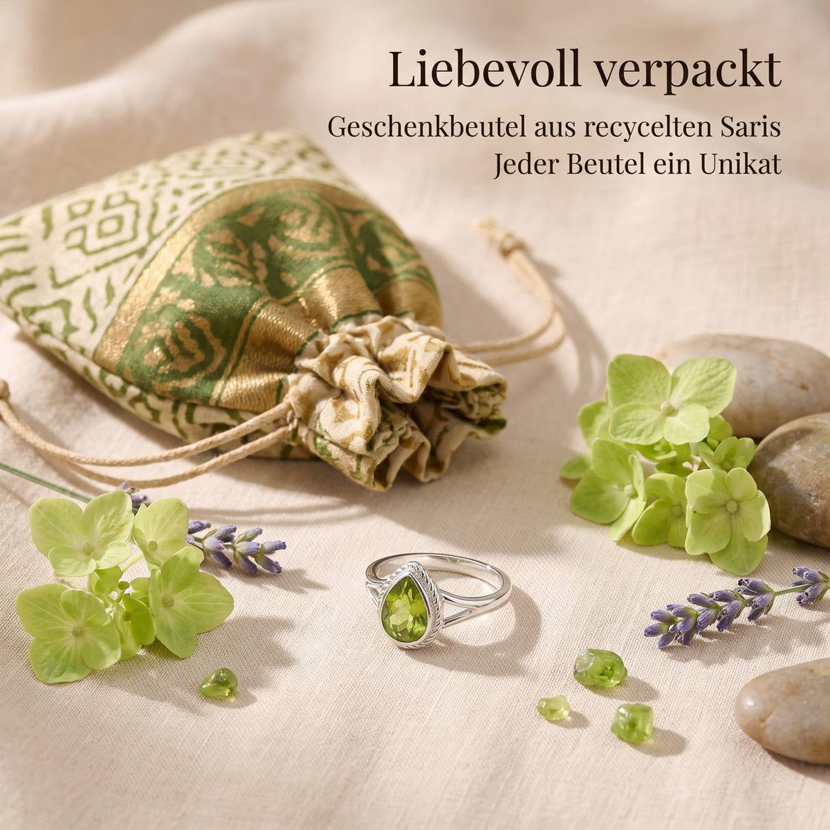 Silberring mit Peridot und Geschenkbeutel aus recyceltem Sari