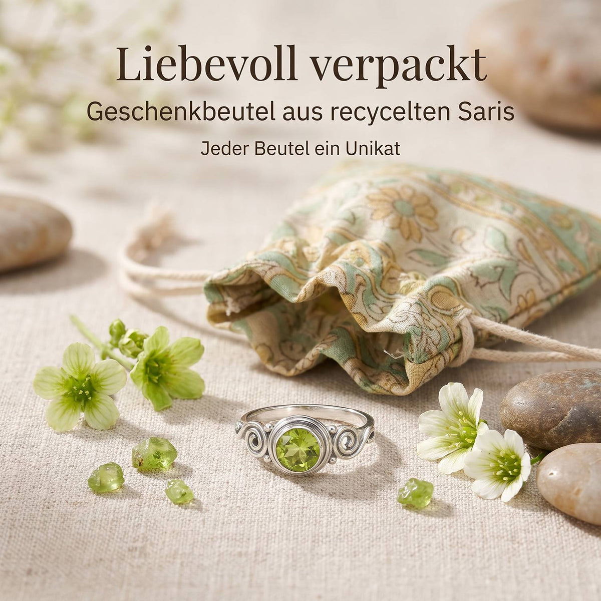 Silberring mit Peridot und Geschenkbeutel aus recyceltem Sari