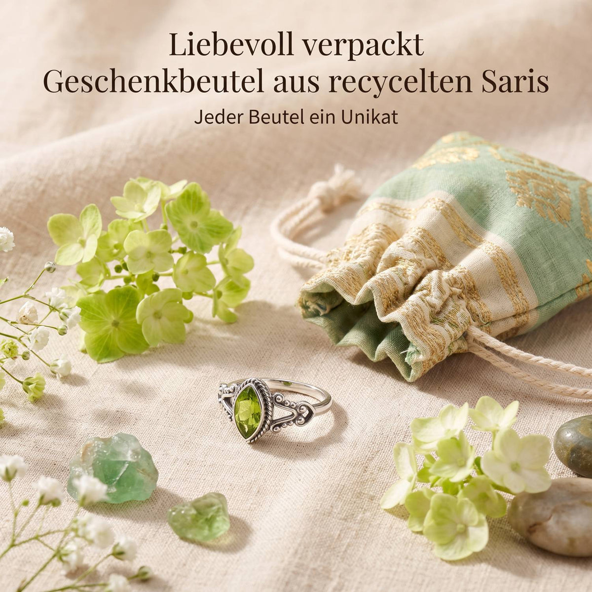 Silberring mit Peridot und Geschenkbeutel aus recyceltem Sari