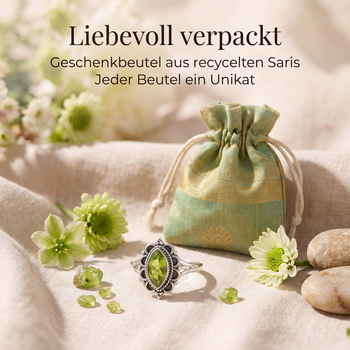 Silberring mit Peridot und Geschenkbeutel aus recyceltem Sari