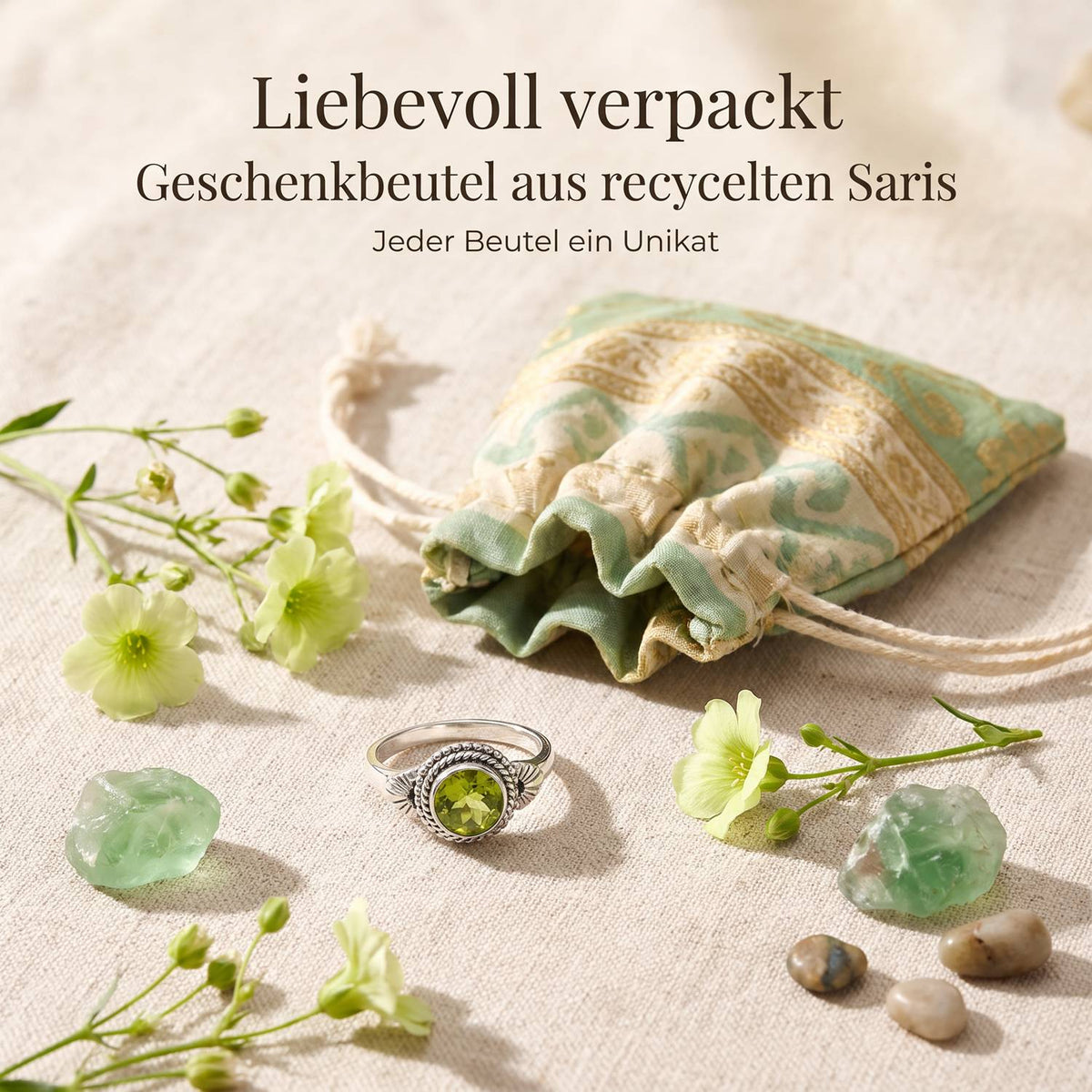 Silberring mit Peridot und Geschenkbeutel aus recyceltem Sari
