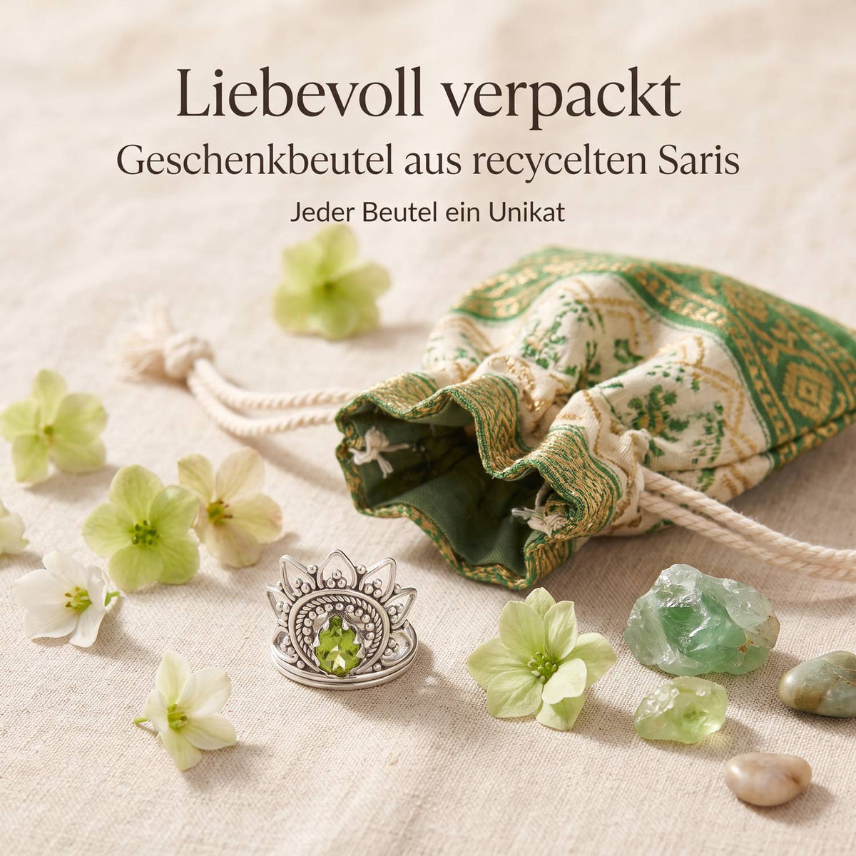 Silberring mit Peridot und Geschenkbeutel aus recyceltem Sari