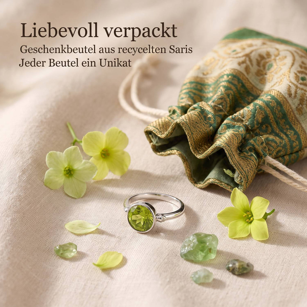 Silberring mit Peridot und Geschenkbeutel aus recyceltem Sari