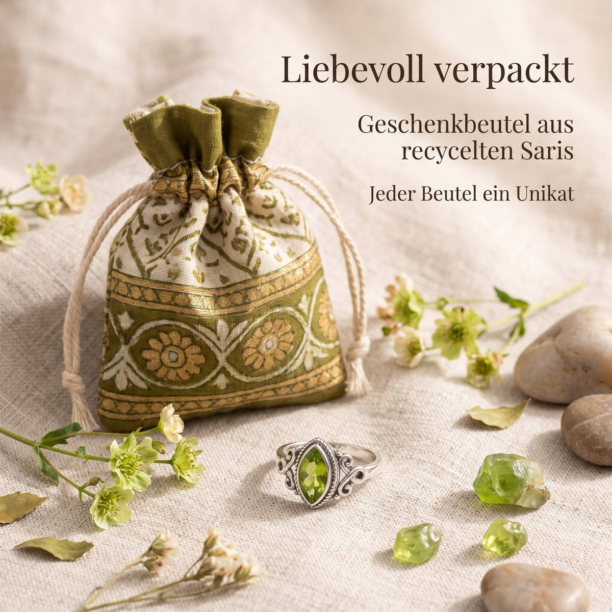 Silberring mit Peridot und Geschenkbeutel aus recyceltem Sari