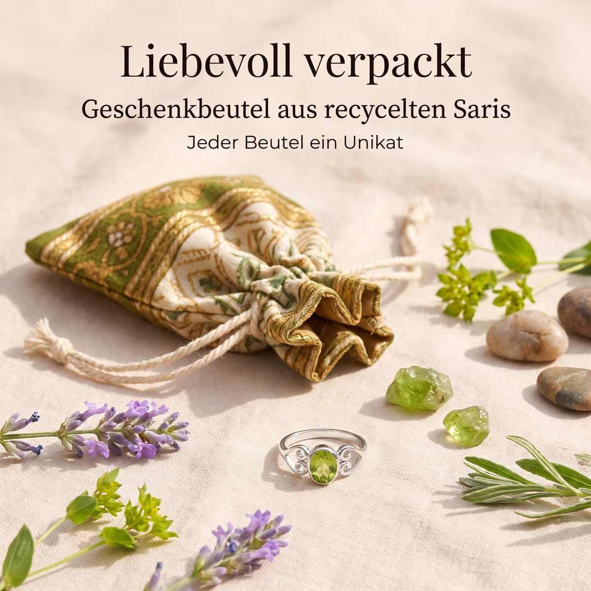 Silberring mit Peridot und Geschenkbeutel aus recyceltem Sari