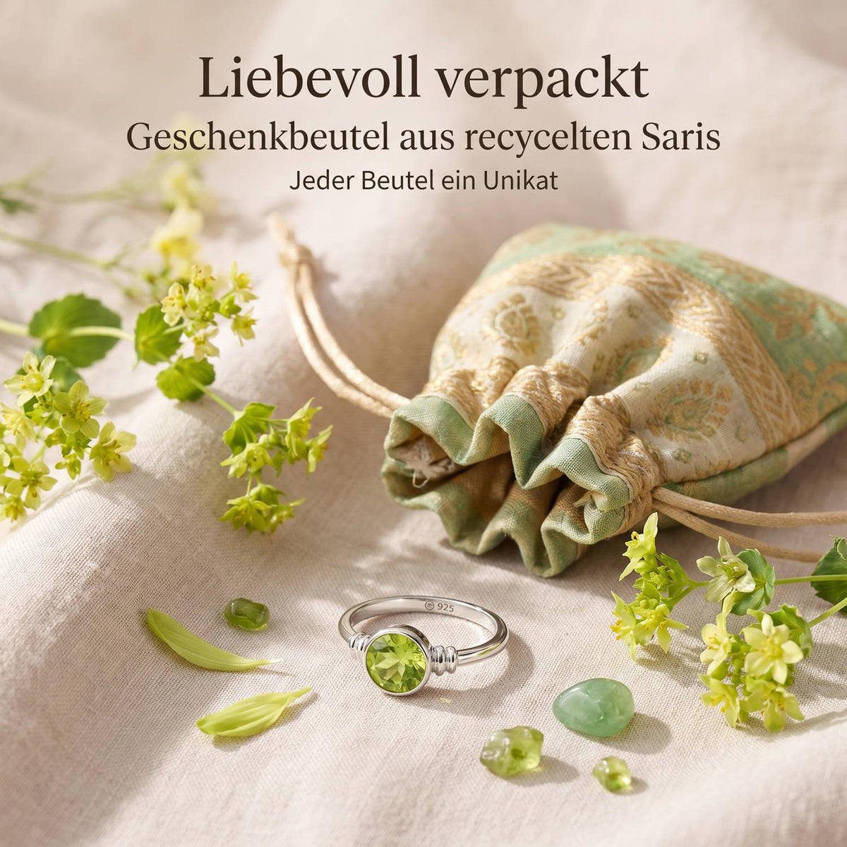 Silberring mit Peridot und Geschenkbeutel aus recyceltem Sari