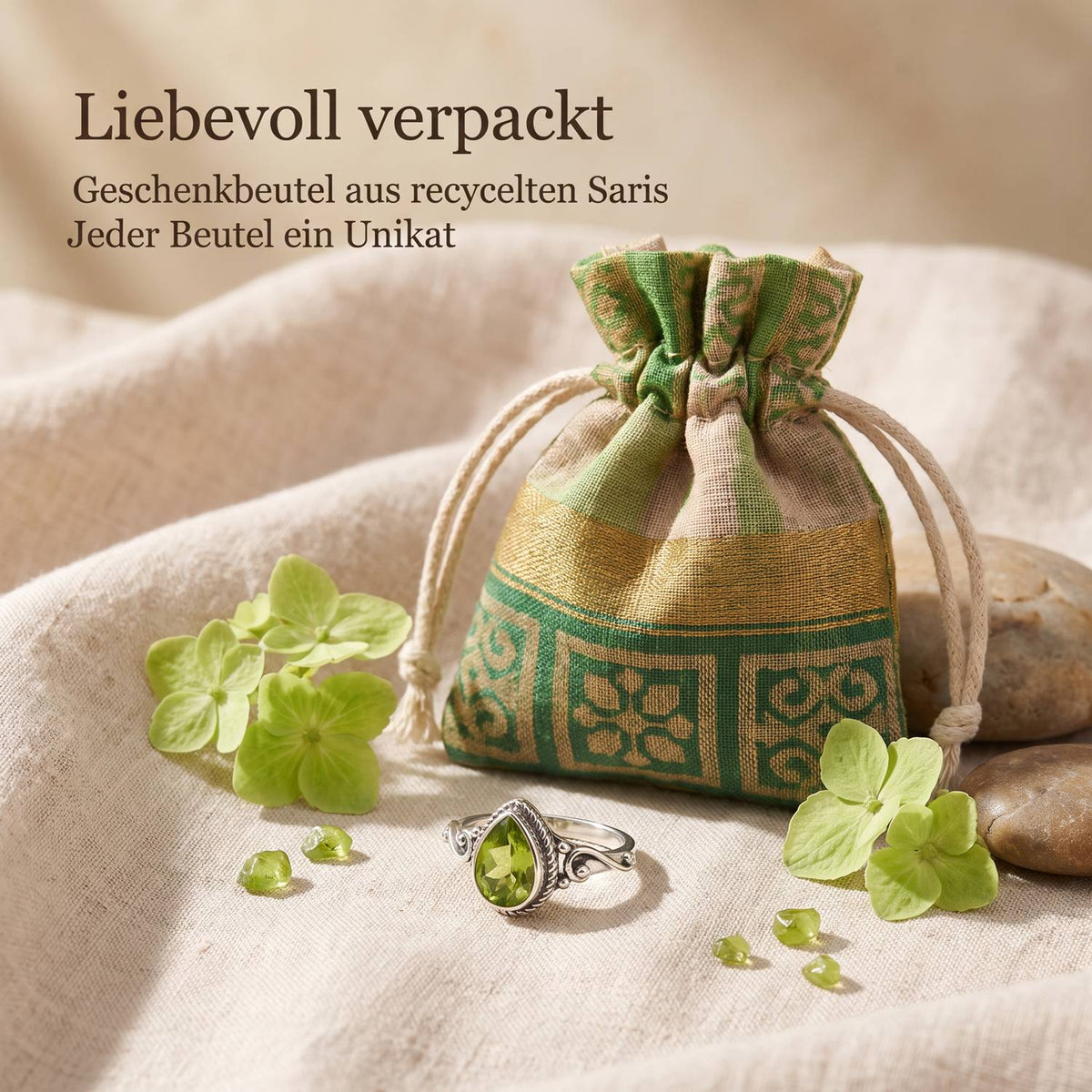 Silberring mit Peridot und Geschenkbeutel aus recyceltem Sari