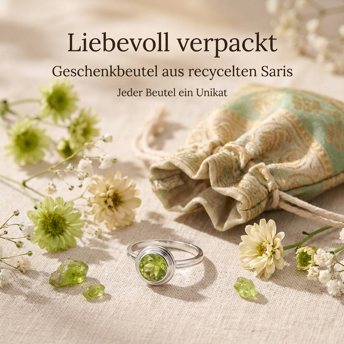 Silberring mit Peridot und Geschenkbeutel aus recyceltem Sari