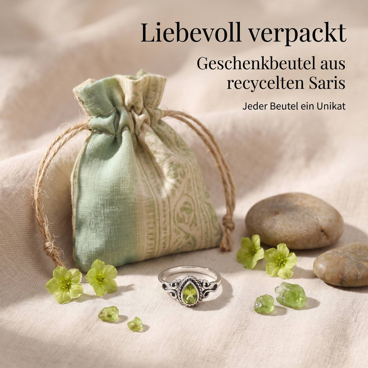 Silberring mit Peridot und Geschenkbeutel aus recyceltem Sari