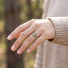 [KI] Peridotring aus Silber getragen an der Hand im Freien
