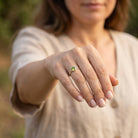 [KI] Peridotring aus Silber getragen an der Hand im Freien