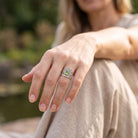 [KI] Peridotring aus Silber getragen an der Hand im Freien
