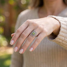 [KI] Peridotring aus Silber getragen an der Hand im Freien