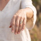 [KI] Peridotring aus Silber getragen an der Hand im Freien