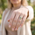 [KI] Peridotring aus Silber getragen an der Hand im Freien
