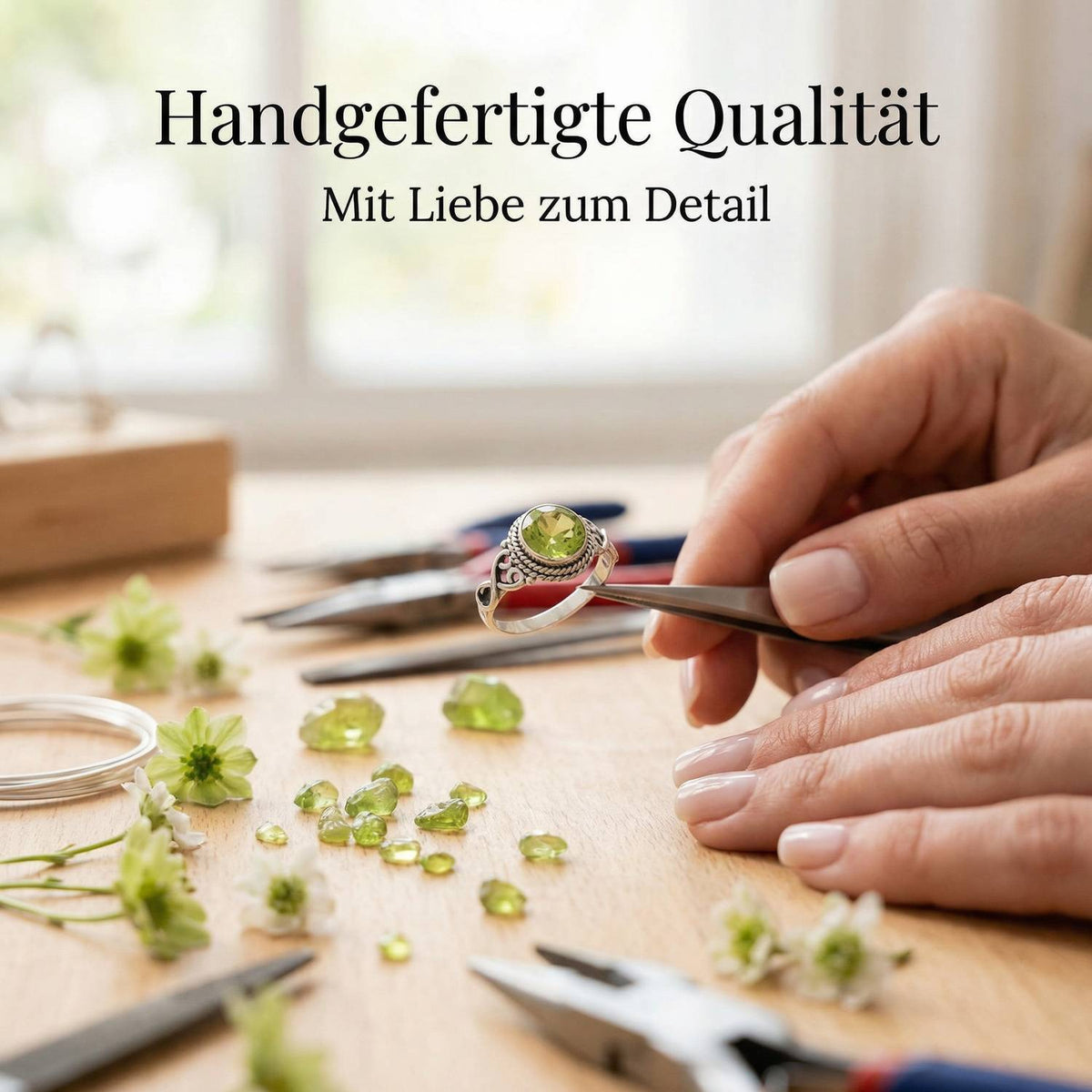 Handgefertigter Silberring mit Peridot bei der Schmuckherstellung
