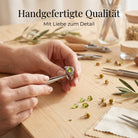 [KI] Handgefertigter Silberring mit Peridot bei der Schmuckherstellung